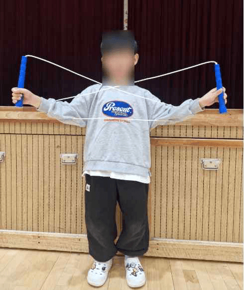 줄넘기 기본 자세를 연습하는 아이