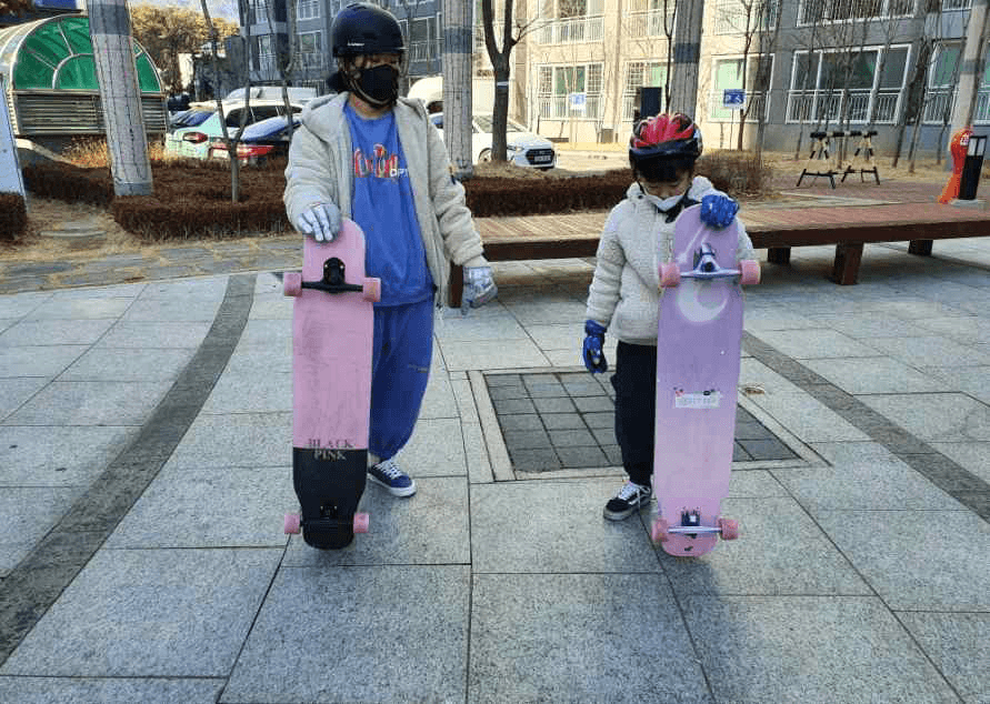 야외에서 보드를 타는 아이들