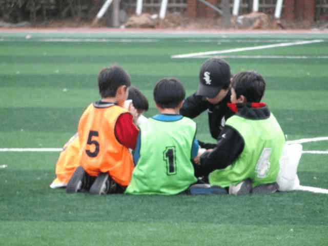 경기장에 모여 있는 아이들